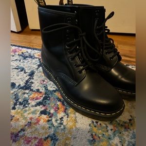 NWOB Dr Martens 1460 Classic Smooth Black Leather 8 eye Combat Boots w10